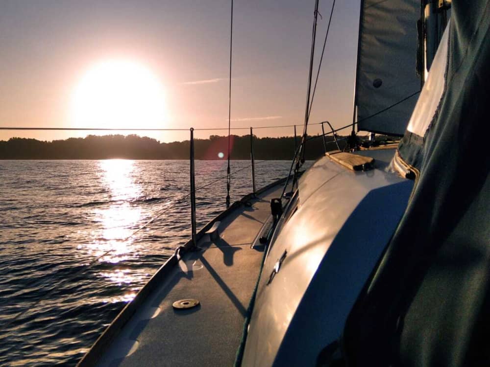 Pon rumbo a la alegría: Un día completo de navegación auténtica en Sada a bordo de un velero.