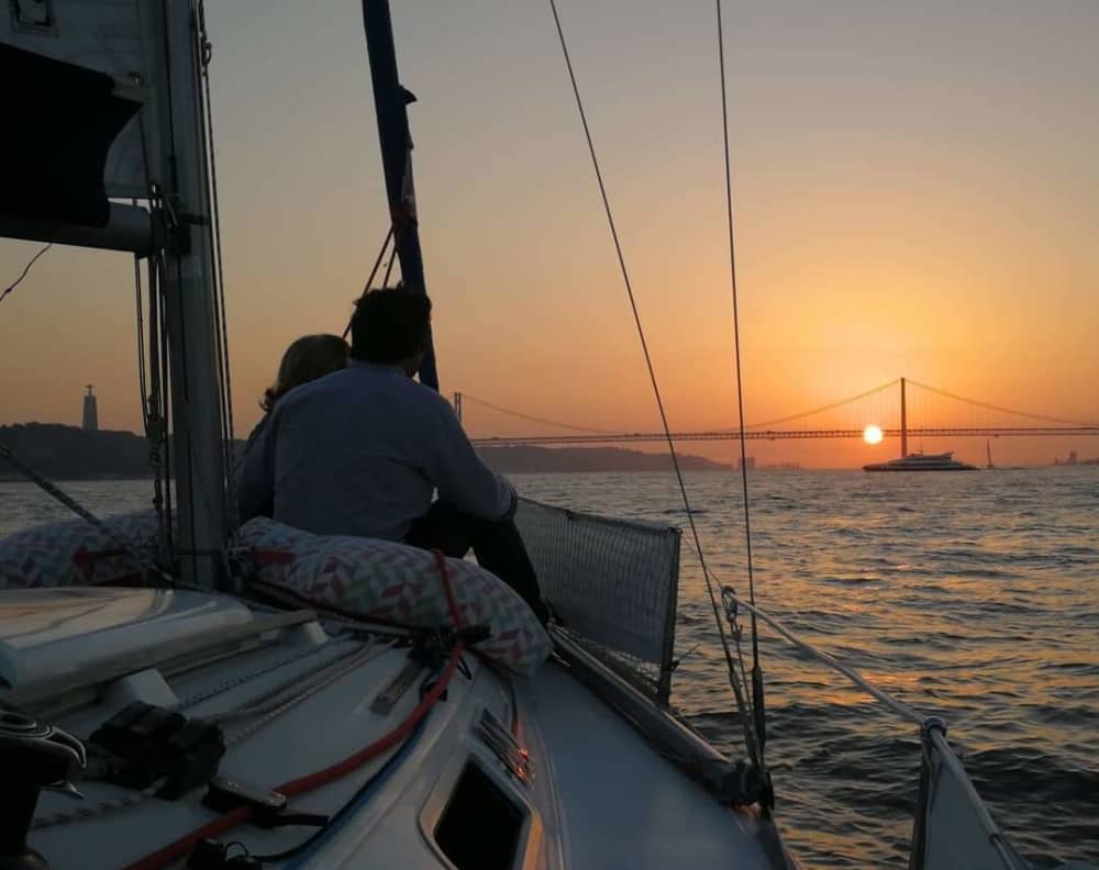 Navigare al tramonto