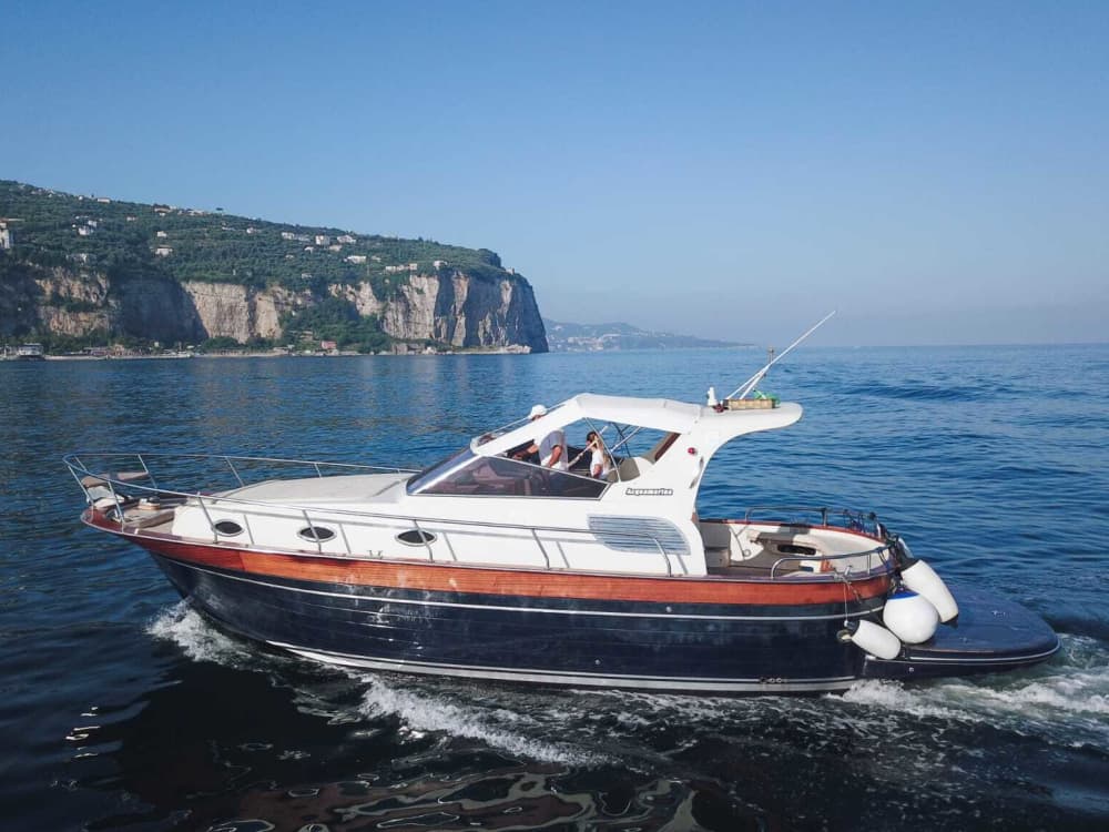 Scopri le coste di Sorrento: un'escursione di un'intera giornata a bordo di un motoscafo.