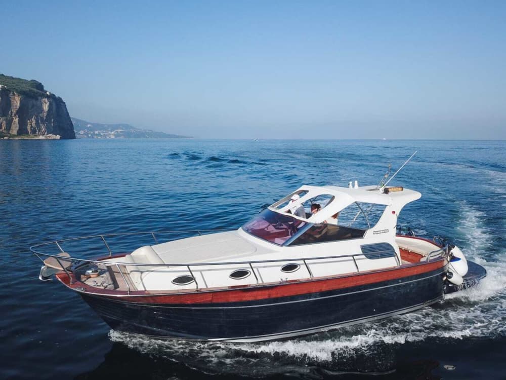 Scopri le coste di Sorrento: un'escursione di un'intera giornata a bordo di un motoscafo.