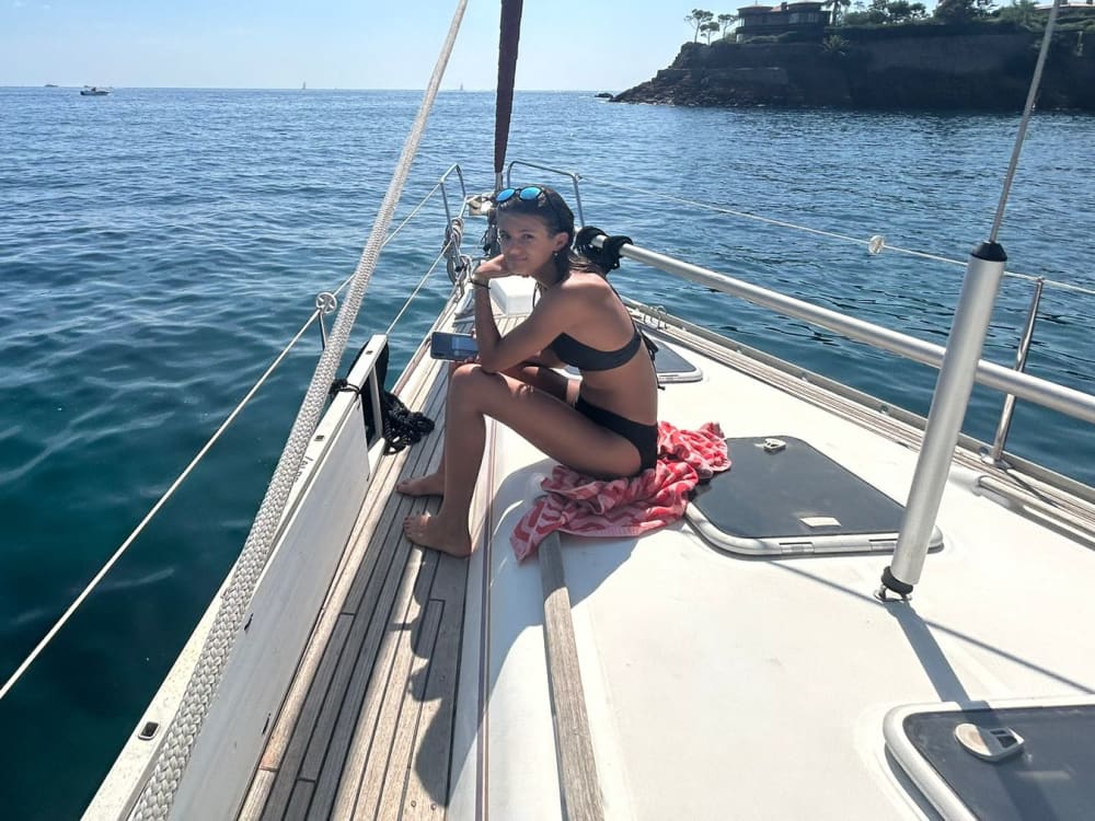 Escursione privata in barca a vela di 7 ore e 30 minuti ad Agay.