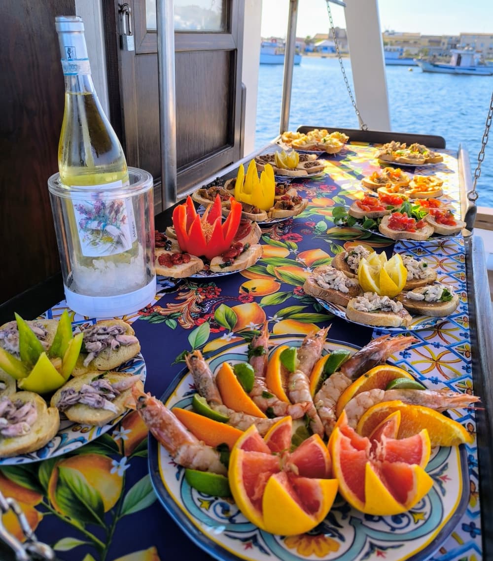 Een makkelijk uitstapje naar Marzamemi: een boottocht van 4,5 uur op een motorboot.