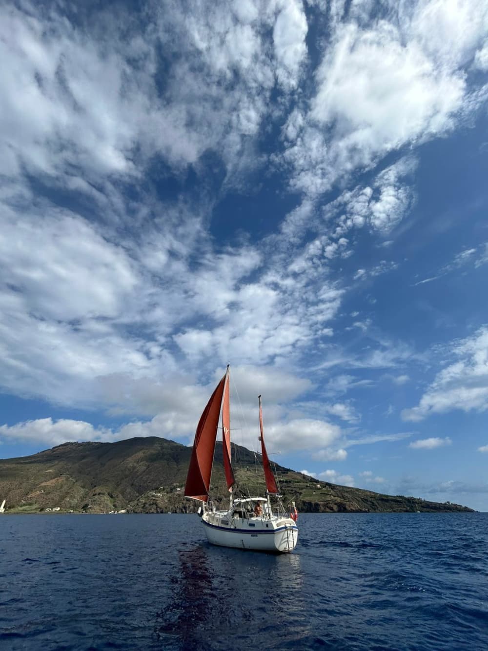 Découvrez les îles Éoliennes lors d'une excursion en voilier d'une journée.