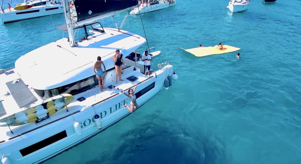 Sea Breeze Escape: Halvdagskatamarancharter i Palma de Mallorca