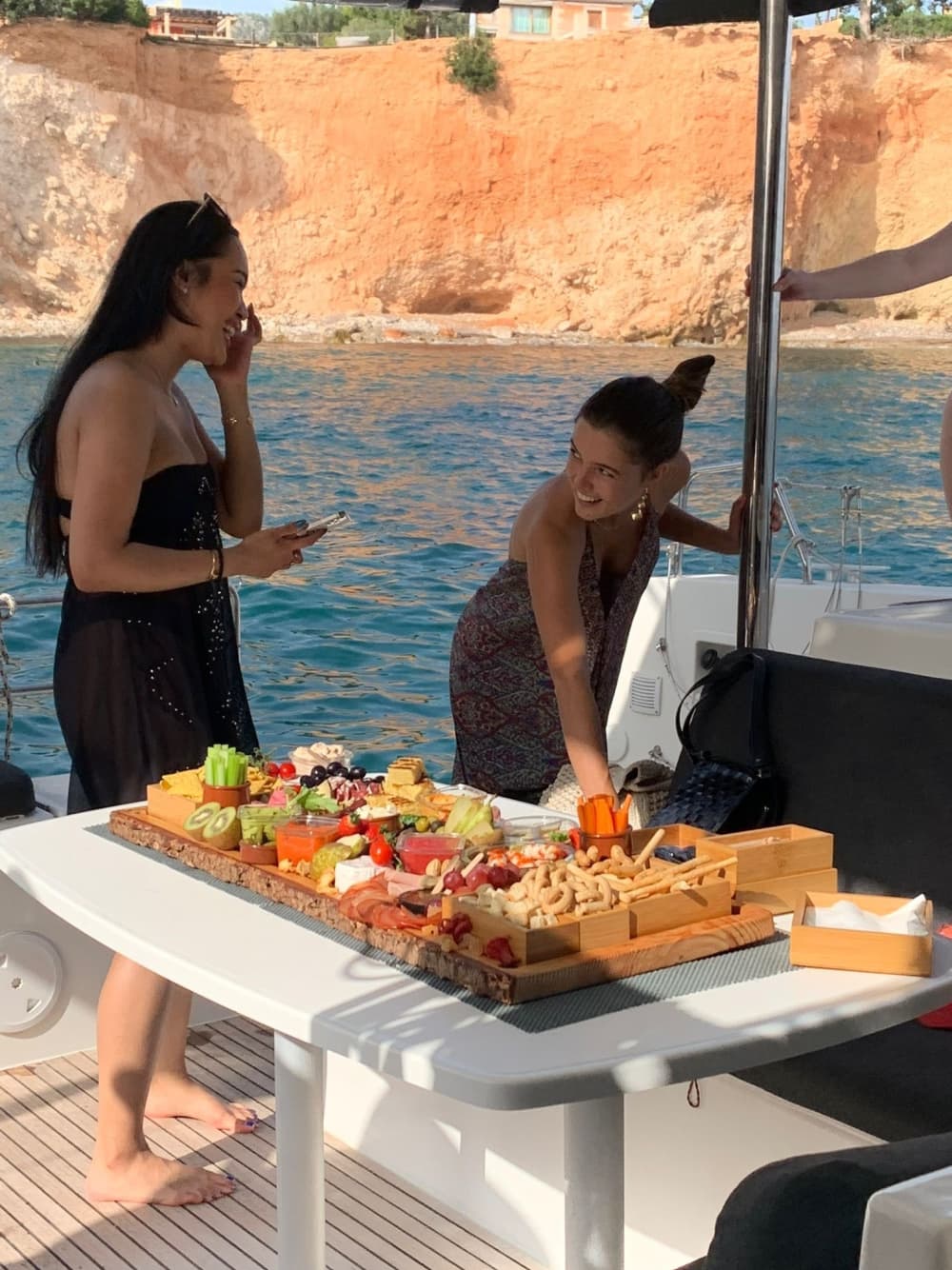 Sea Breeze Escape: Halvdagskatamarancharter i Palma de Mallorca