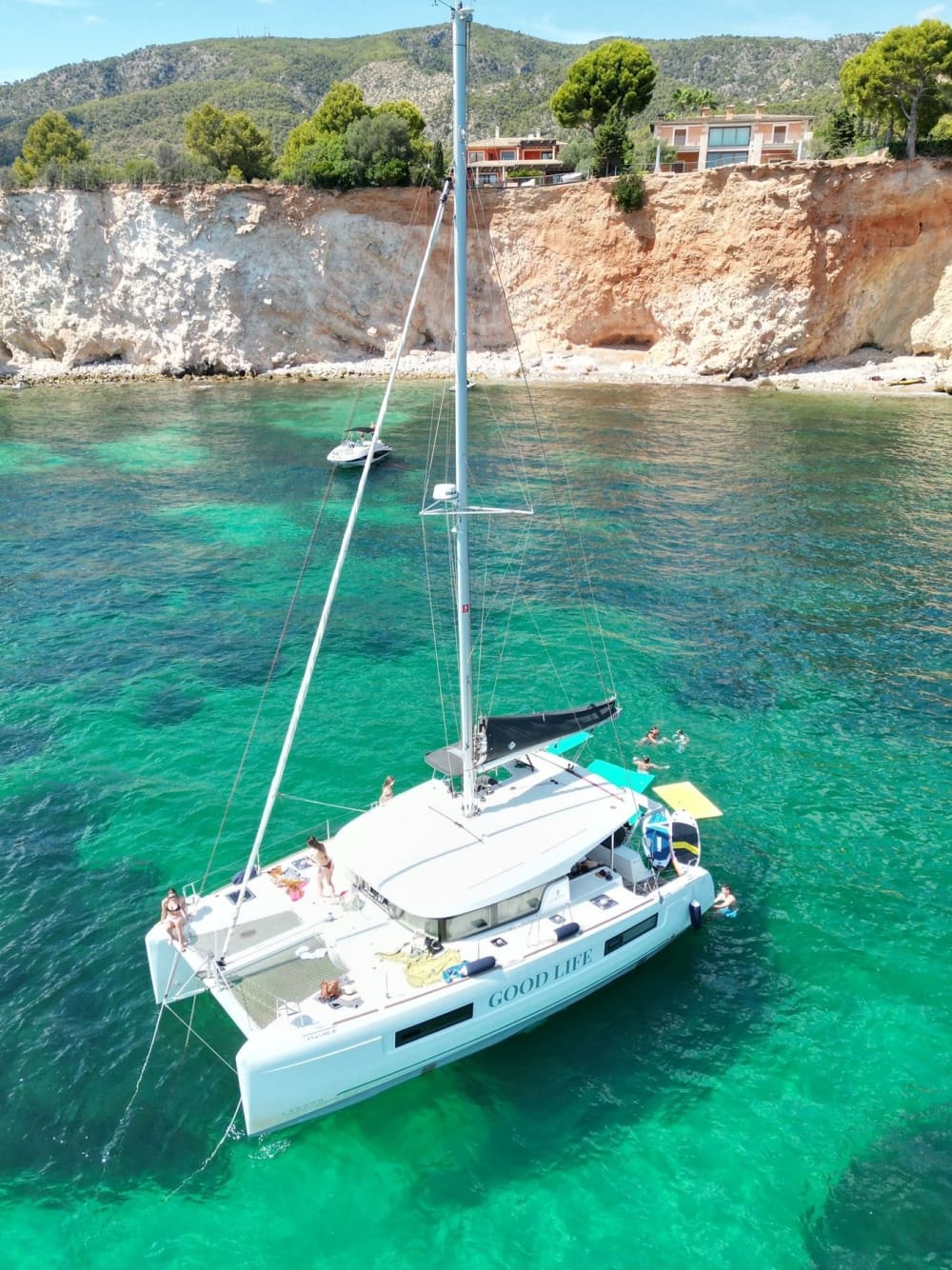 Sea Breeze Escape: Halvdagskatamarancharter i Palma de Mallorca