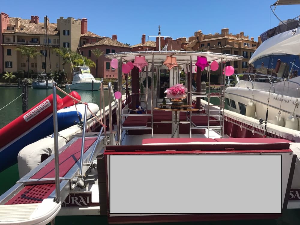 Passeio de barco privado ao redor de Sotogrande em uma lancha.