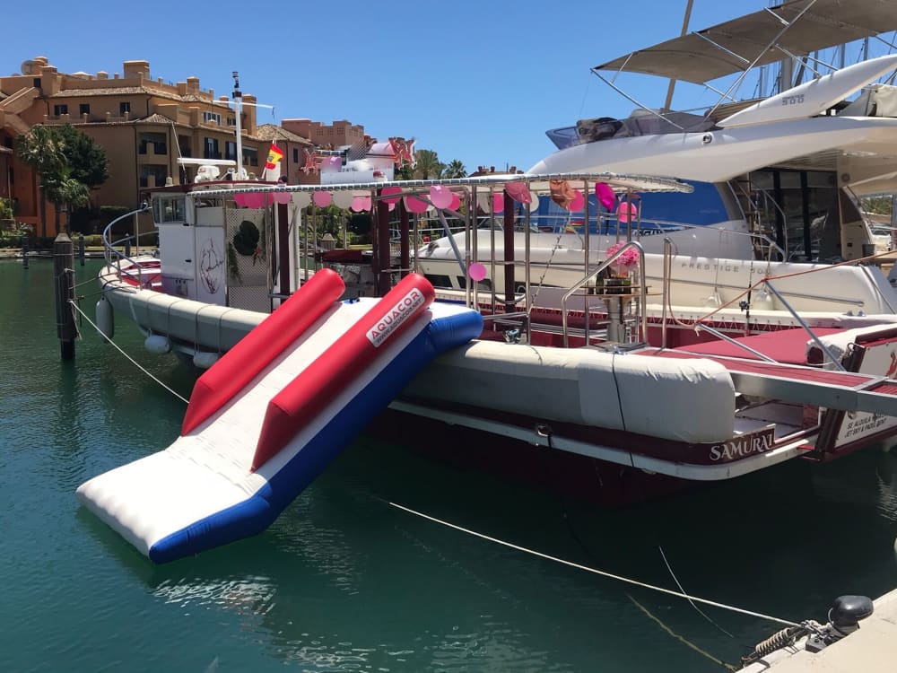 Passeio de barco privado ao redor de Sotogrande em uma lancha.