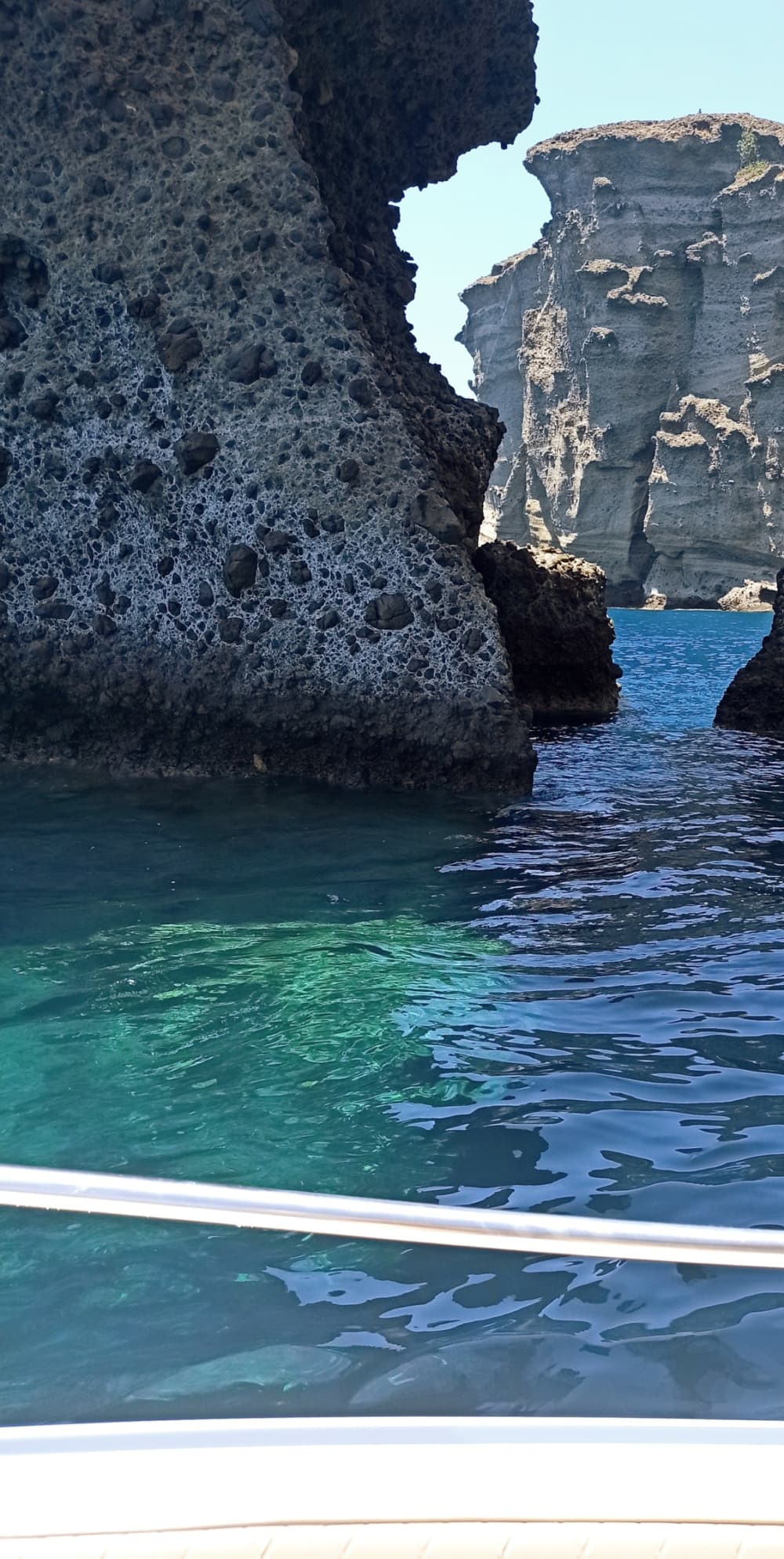 4 timmar och 45 minuter för att utforska Santorini med motorbåt