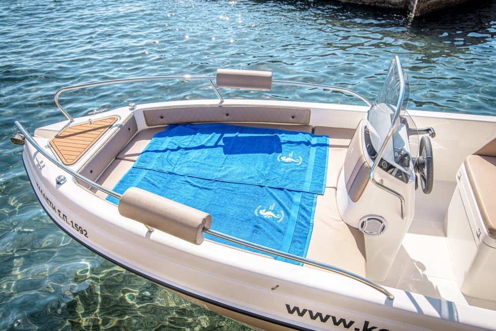 4 timmar och 45 minuter för att utforska Santorini med motorbåt