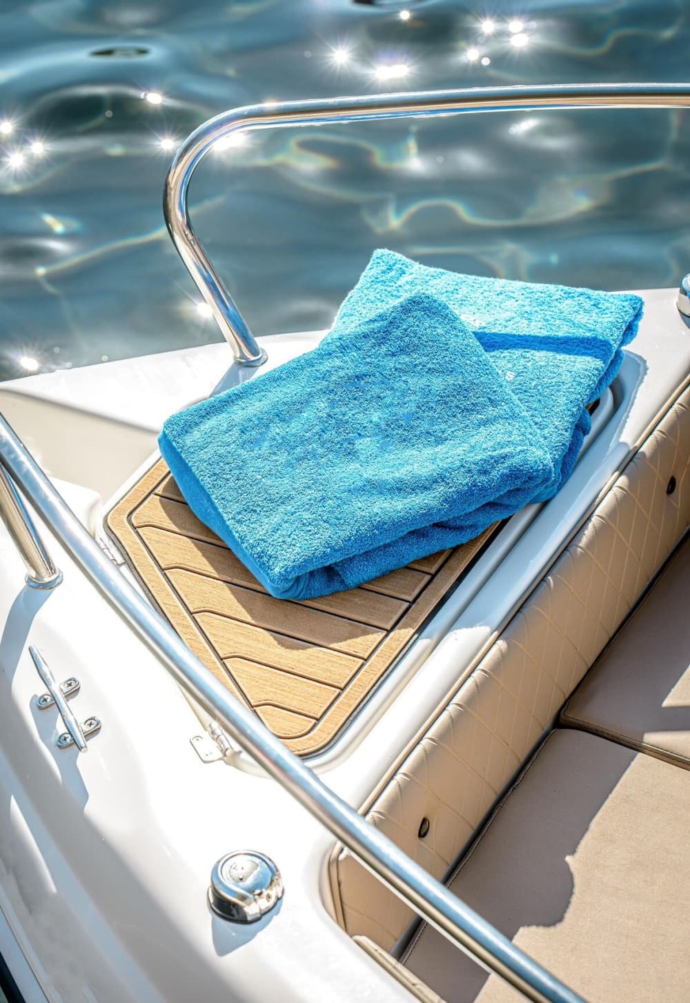 4 timmar och 45 minuter för att utforska Santorini med motorbåt