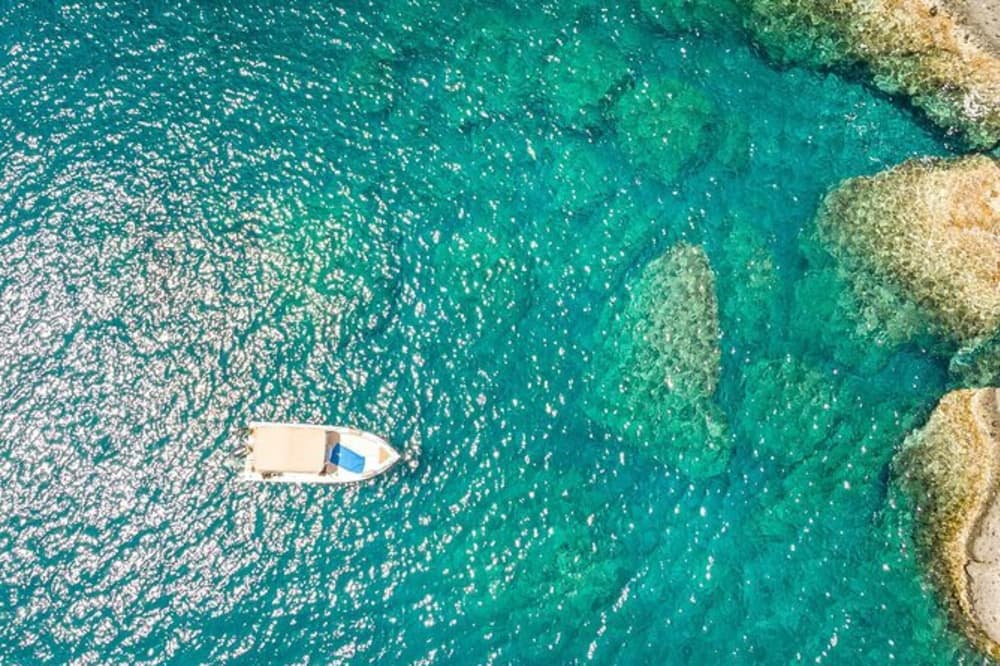 4 timmar och 45 minuter för att utforska Santorini med motorbåt