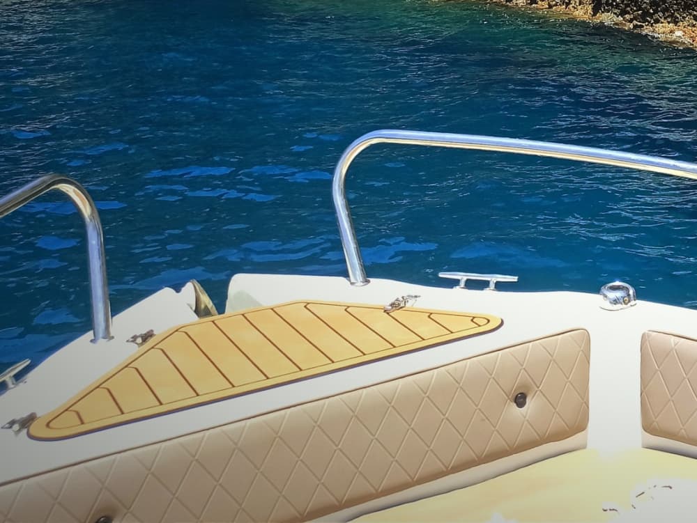 4 timmar och 45 minuter för att utforska Santorini med motorbåt