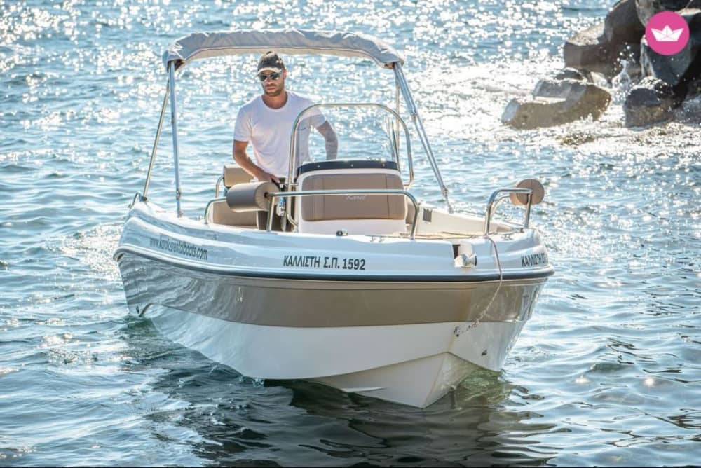 4 timmar och 45 minuter för att utforska Santorini med motorbåt