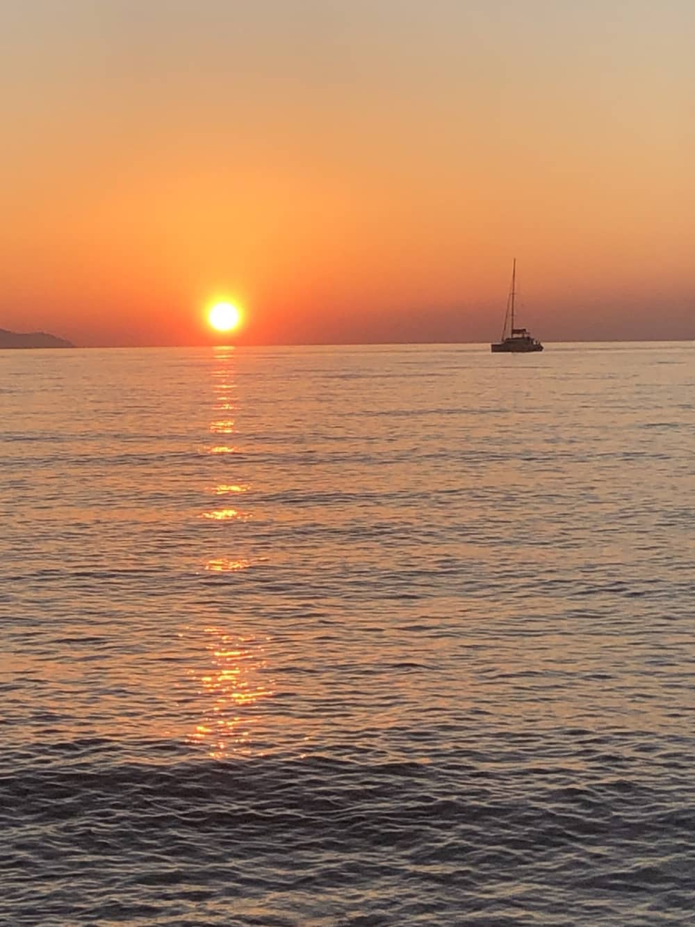 4 timmar och 45 minuter för att utforska Santorini med motorbåt