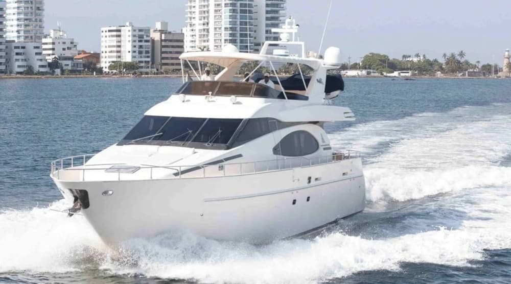 Azimut Private Yacht Experience – Party, Schnorchel & Entspannung!