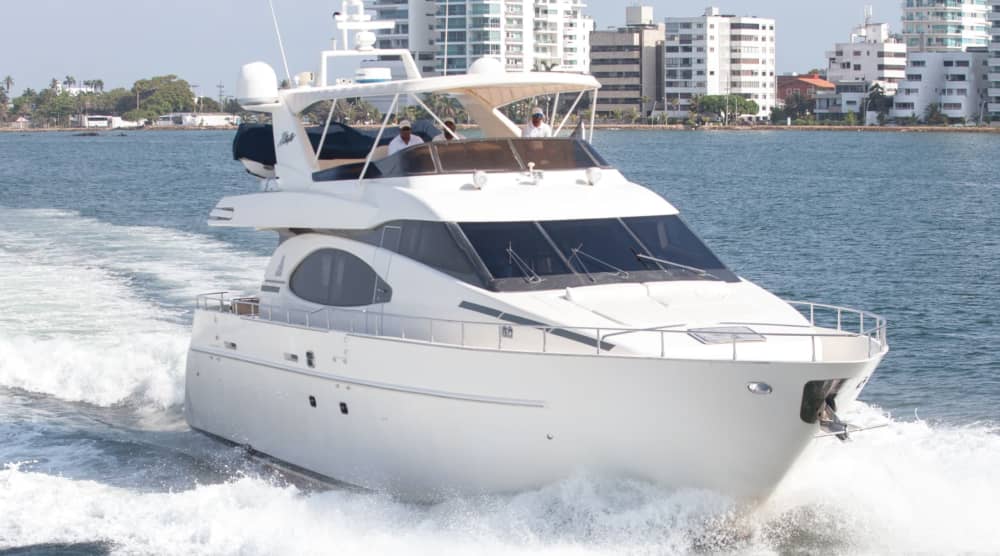 Azimut Private Yacht Experience – Party, Schnorchel & Entspannung!