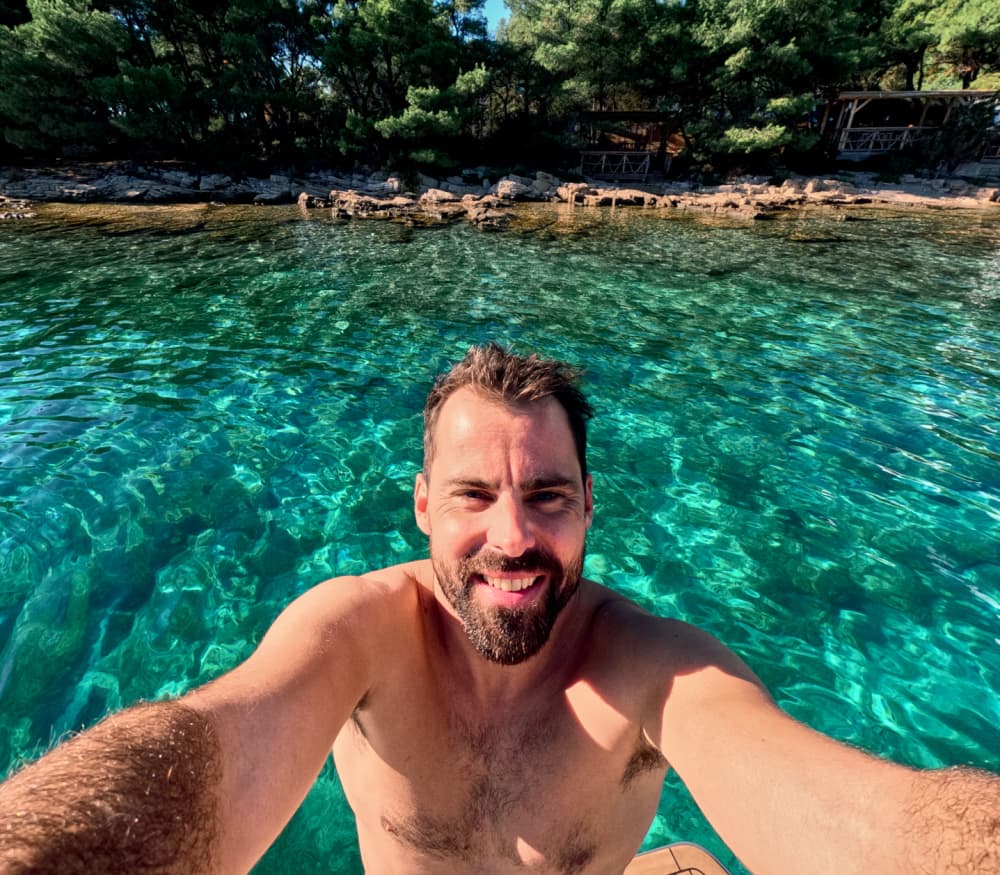 Luksusowy rejs o zachodzie słońca z opcją all-inclusive na wyspę Brač z mini jachtem Colnago