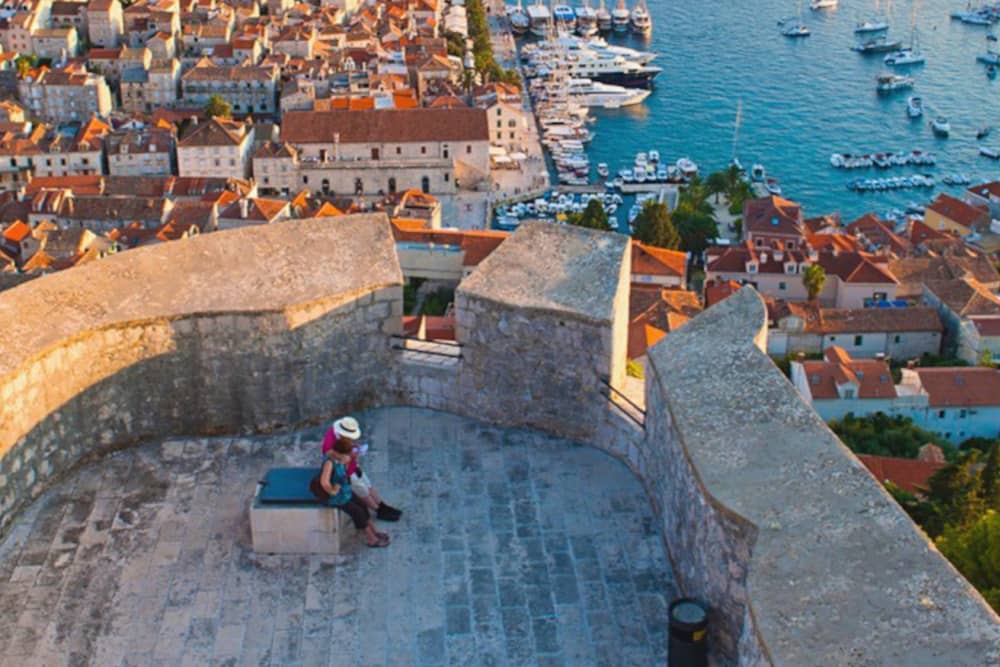 Luksusowy rejs o zachodzie słońca z opcją all-inclusive na wyspę Brač z mini jachtem Colnago