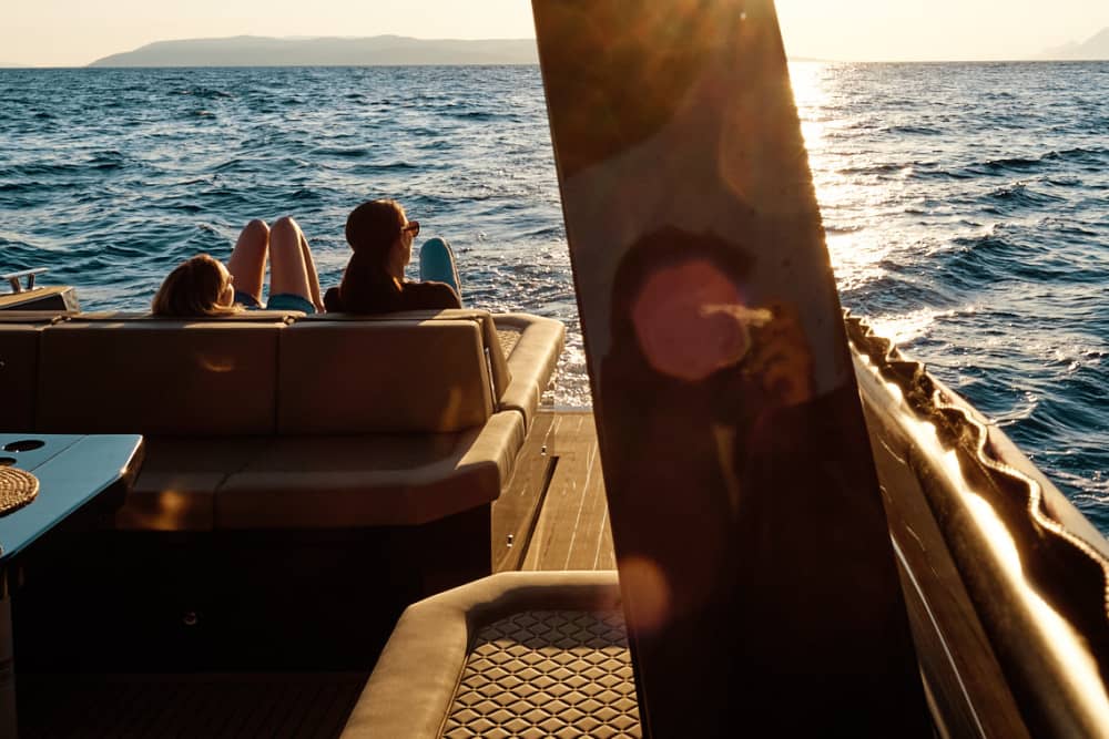 Luksusowy rejs o zachodzie słońca z opcją all-inclusive na wyspę Brač z mini jachtem Colnago