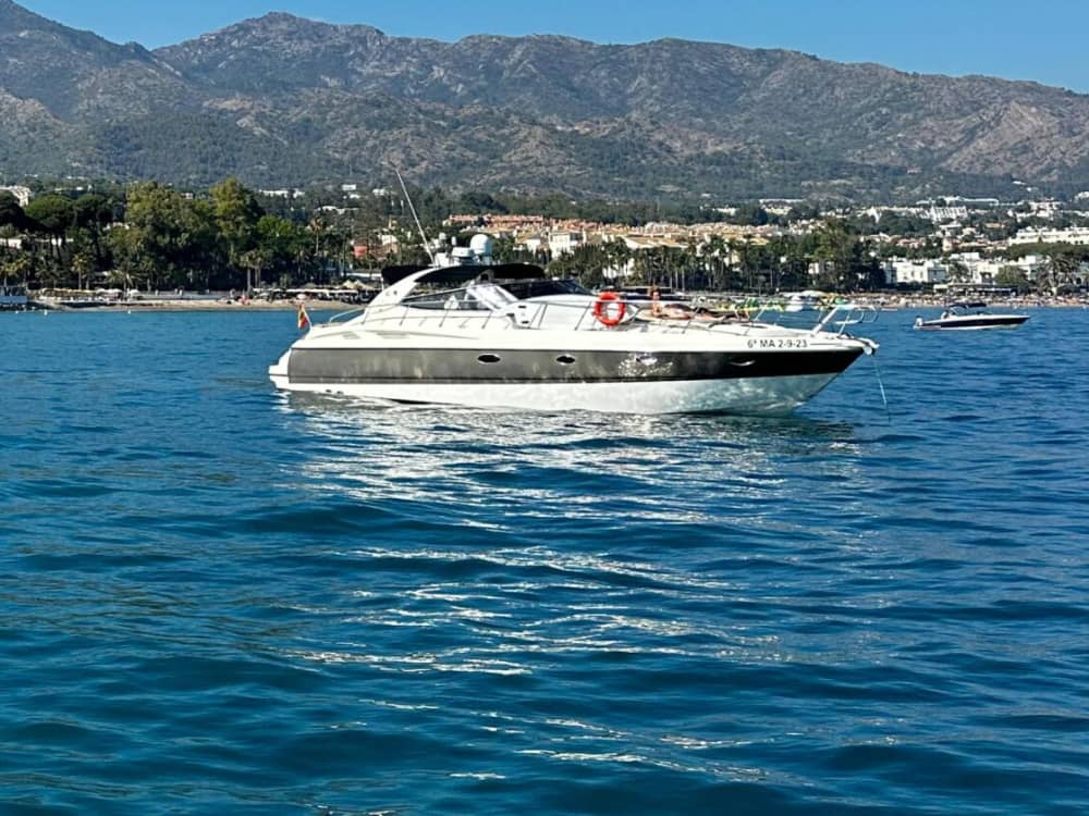 Experiencia exclusiva de 6 horas: Descubre Marbella desde el mar