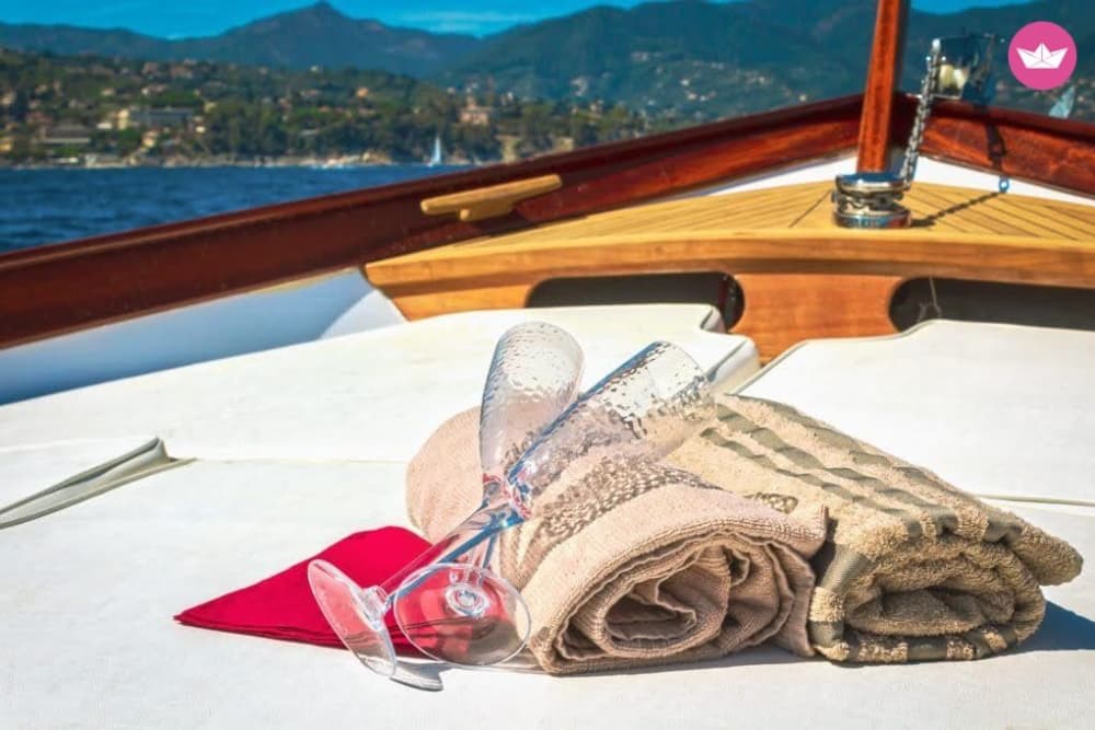 Bellezza senza tempo in barca: esplora la costa di Portofino con stile