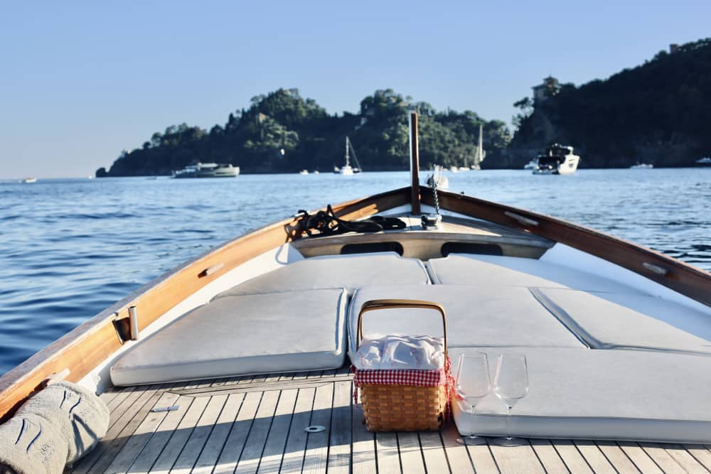 Bellezza senza tempo in barca: esplora la costa di Portofino con stile