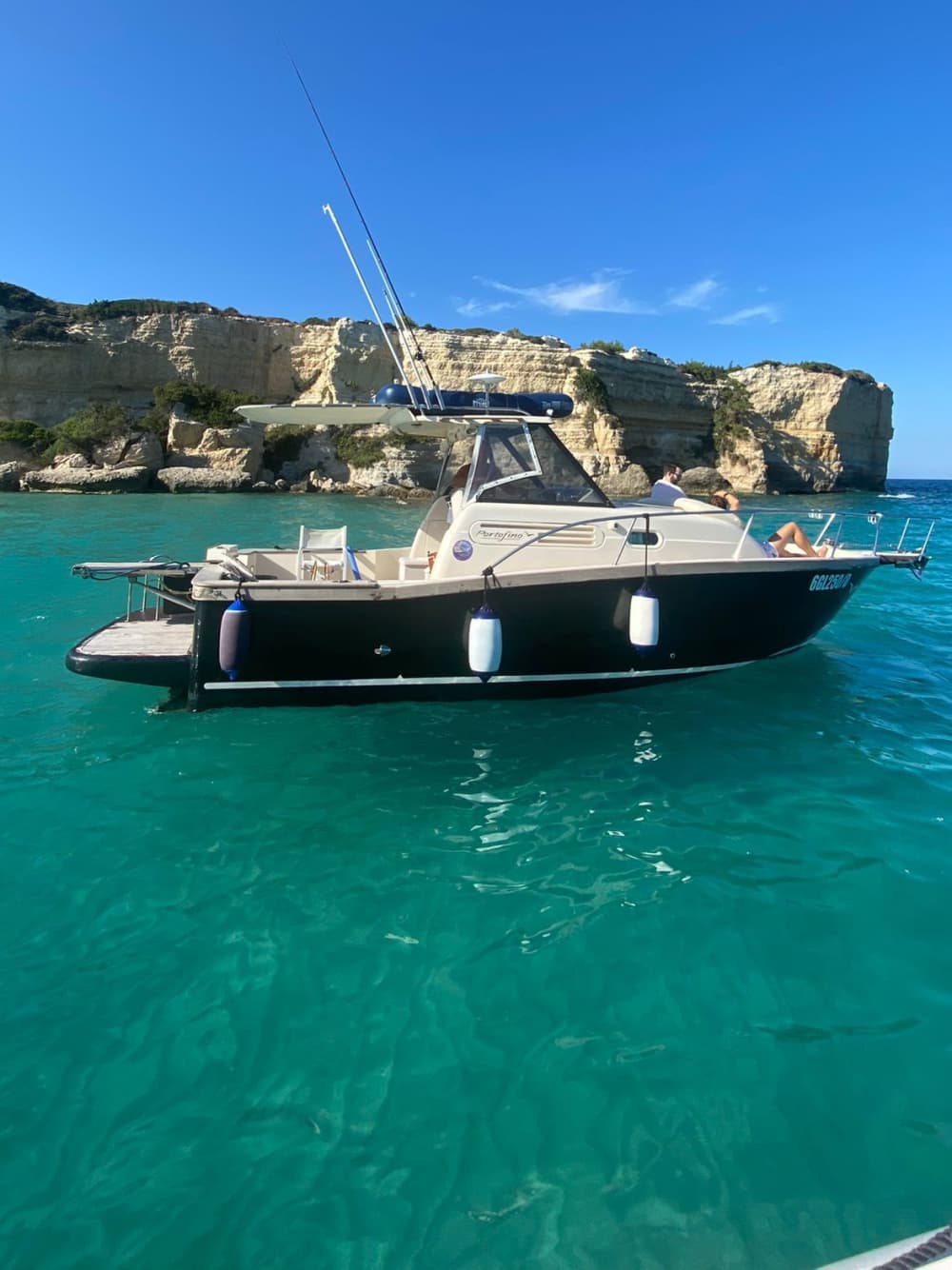 Una giornata nei dintorni di Otranto: goditi 9 ore di esplorazione a bordo di un motoscafo.