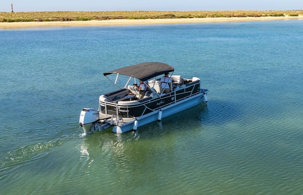 Explorez Faro en une demi-journée : louez un bateau à moteur pour 4 h