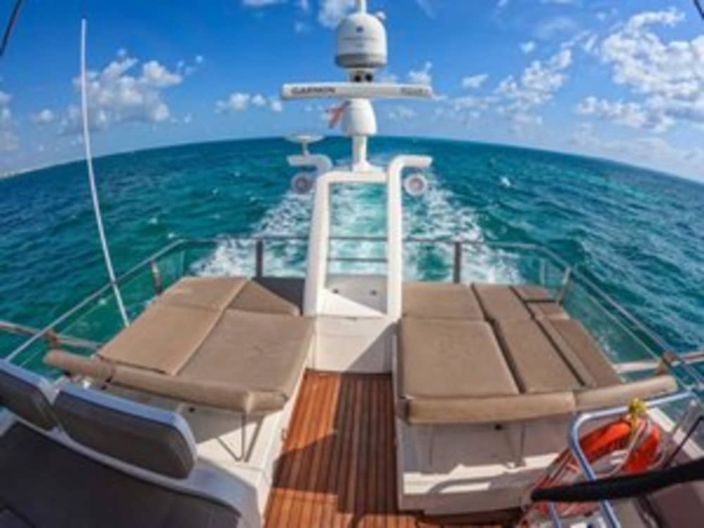 Luxe zonsondergangcruise van 70 voet van FAIRLINE naar Cancun
