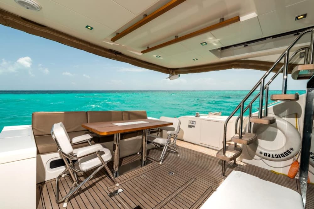 Luxe zonsondergangcruise van 70 voet van FAIRLINE naar Cancun