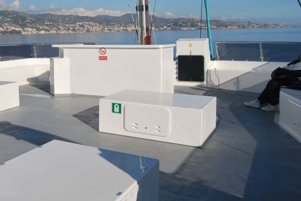 Esplora Malaga e goditi un'intera giornata di navigazione a bordo di un catamarano.