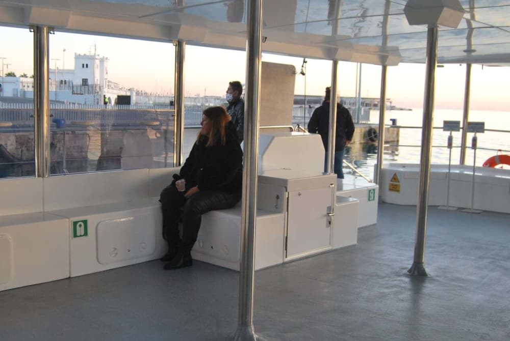 Explora Málaga y disfruta de un día completo de navegación en catamarán.