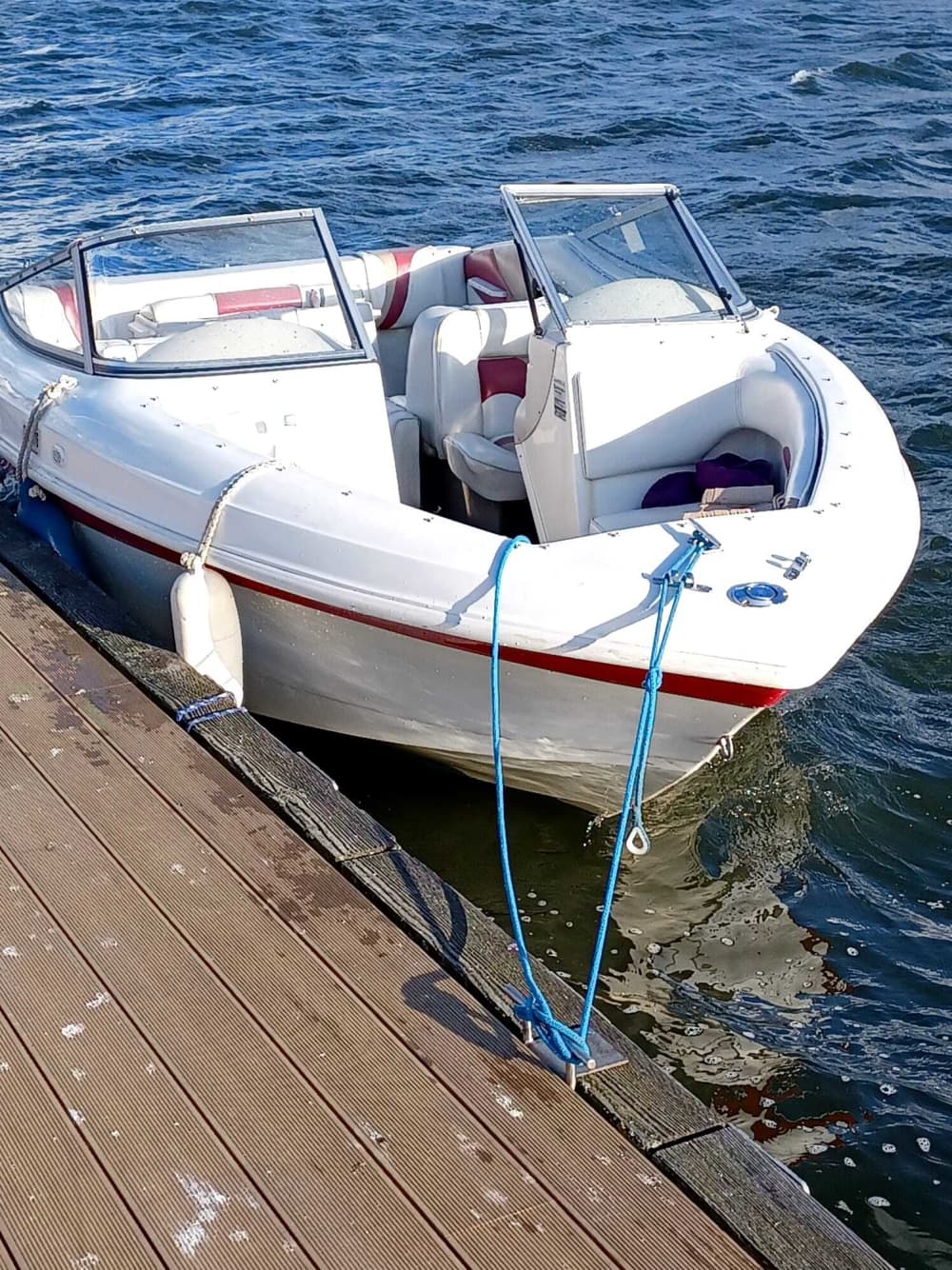 Mieten Sie ein Motorboot für 3,5 Stunden Spaß