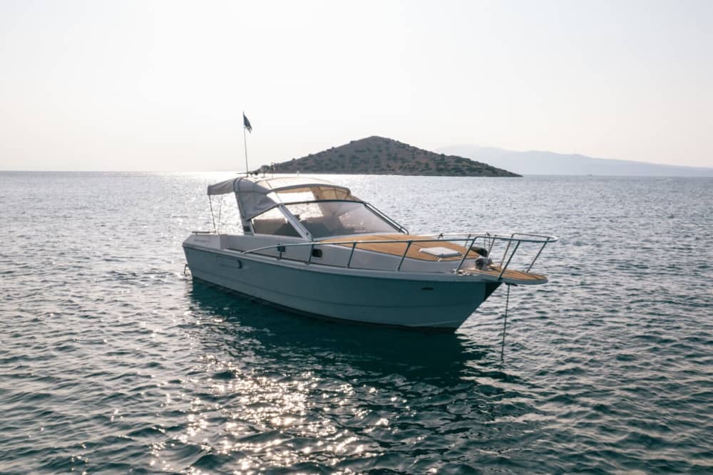 Profitez de chaque instant : une journée ensoleillée autour de Salamine en bateau à moteur