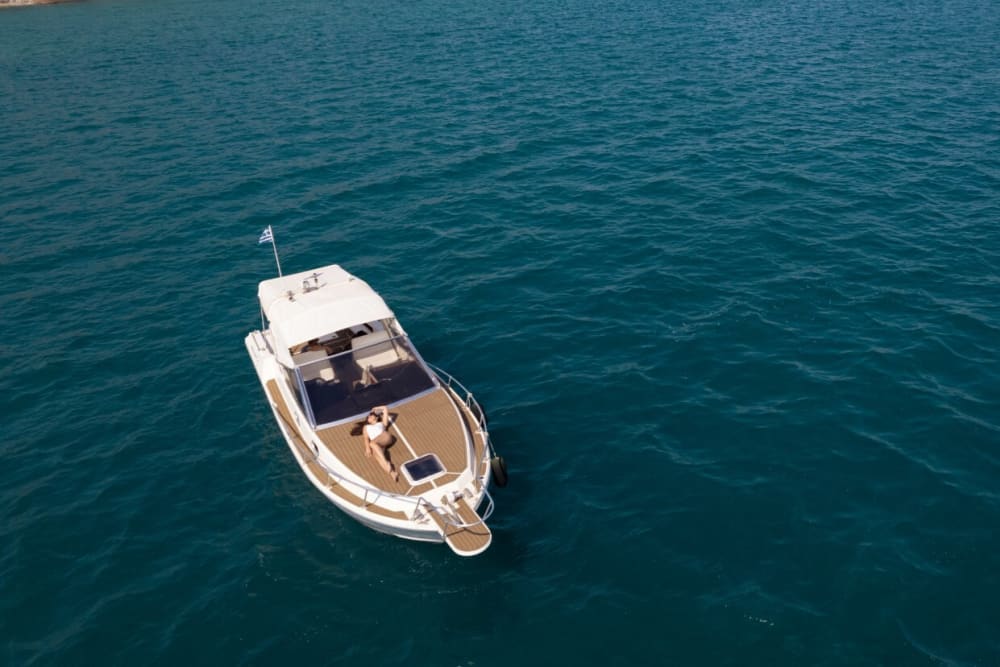 Profitez de chaque instant : une journée ensoleillée autour de Salamine en bateau à moteur