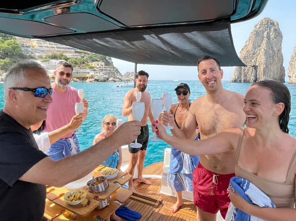 Excursión privada en barco con barra libre a Capri o la Costa Amalfitana.