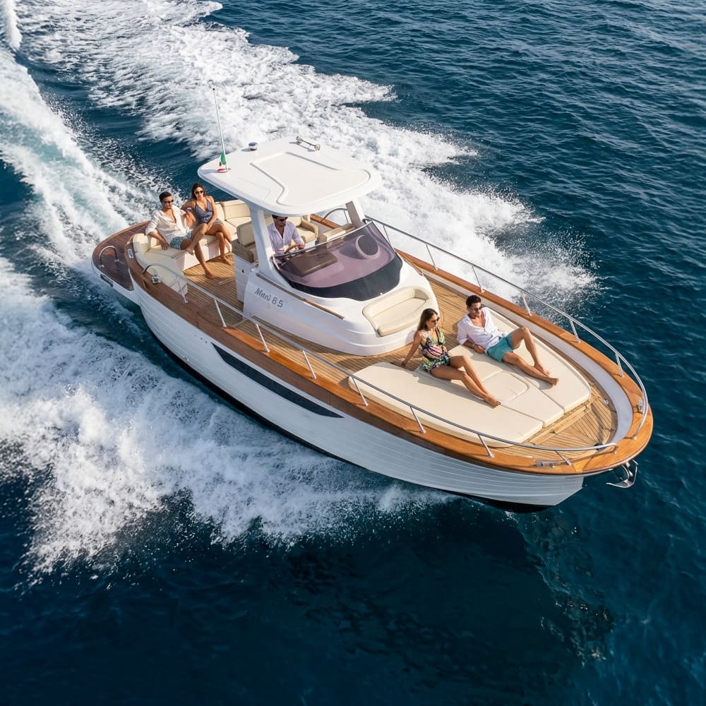 Excursión privada en barco con barra libre a Capri o la Costa Amalfitana.