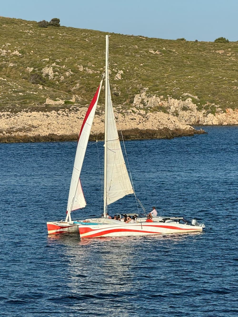 Ontdek Fornells, Menorca op een catamaran voor een volledige dag