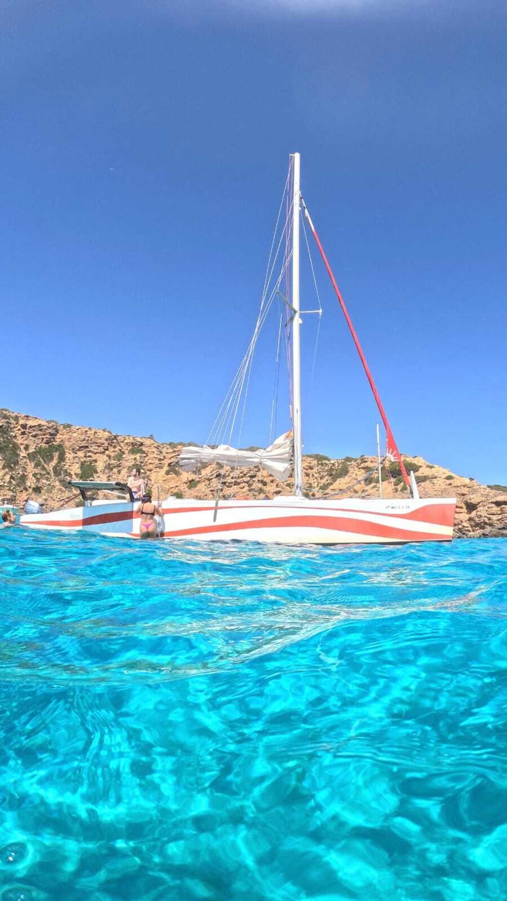 Ontdek Fornells, Menorca op een catamaran voor een volledige dag