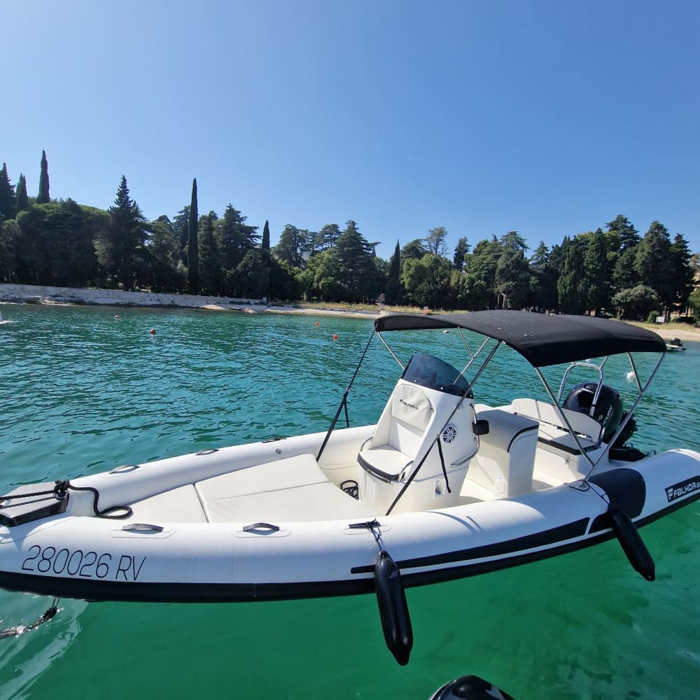 Geniet van de zon tijdens een 8 uur durende boottocht in Rovinj.