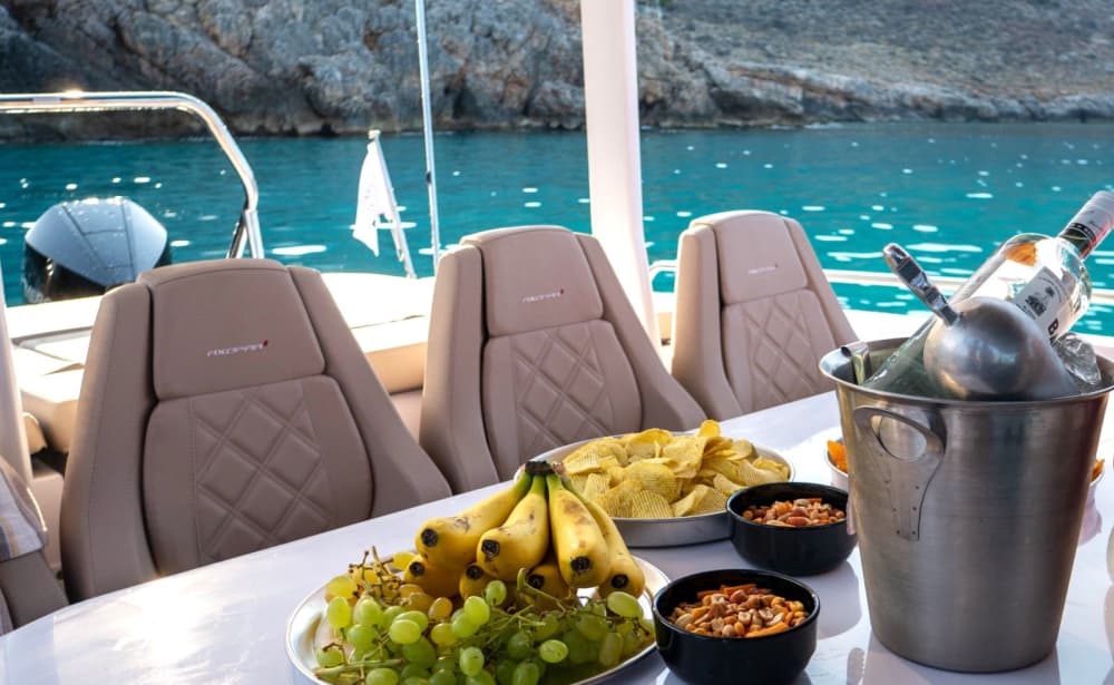 Din privata motorbåt för en dag runt Rethymno