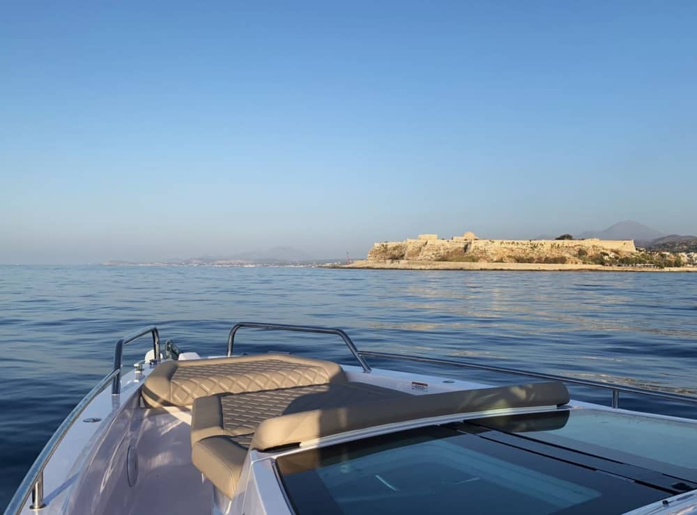 Din privata motorbåt för en dag runt Rethymno
