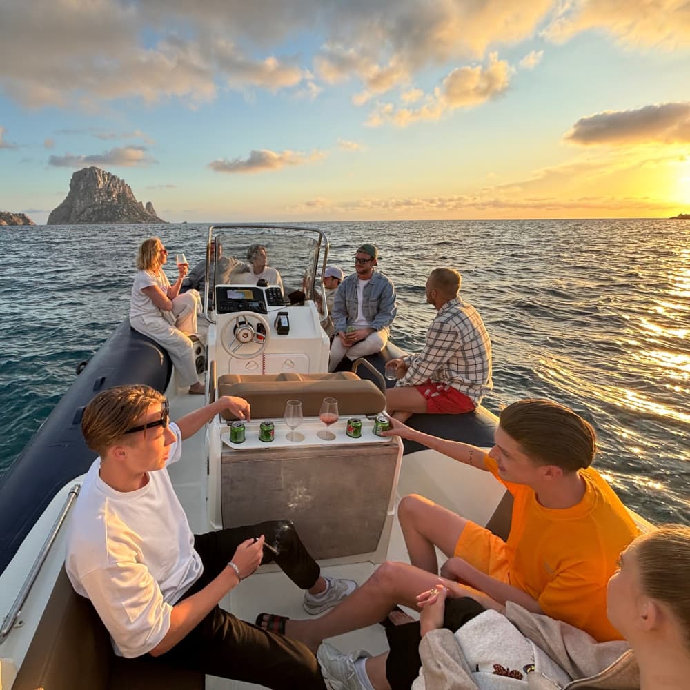 Почувствуйте магию заката на Ибице: роскошный круиз на лодке, который запомнится надолго