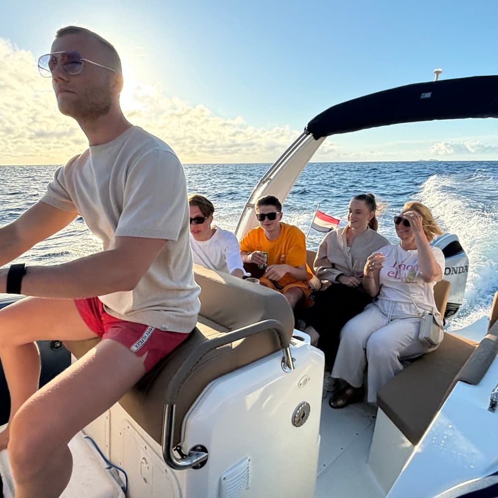 Почувствуйте магию заката на Ибице: роскошный круиз на лодке, который запомнится надолго