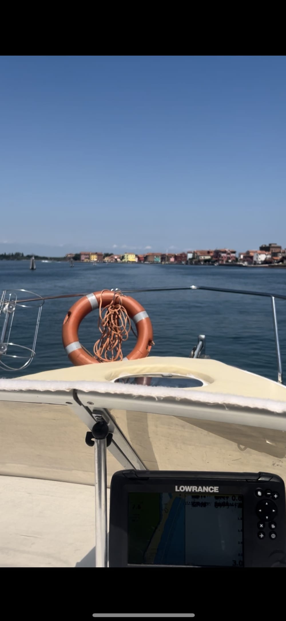 Descubre Venecia en lancha motora durante 7 horas.