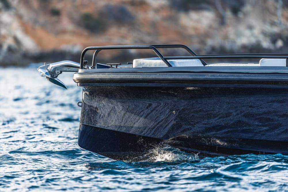 Descubre Ibiza en una excursión de un día completo en lancha motora.