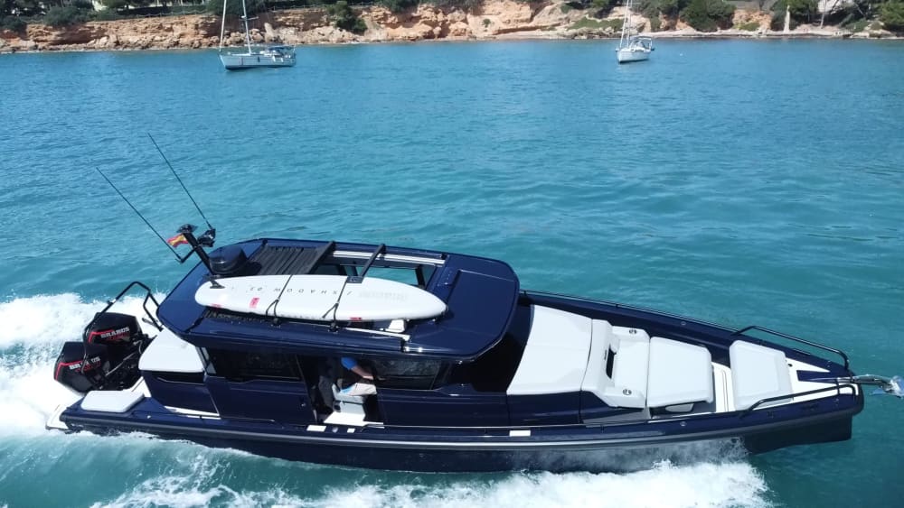 Scopri Ibiza con un'escursione di un'intera giornata in motoscafo.