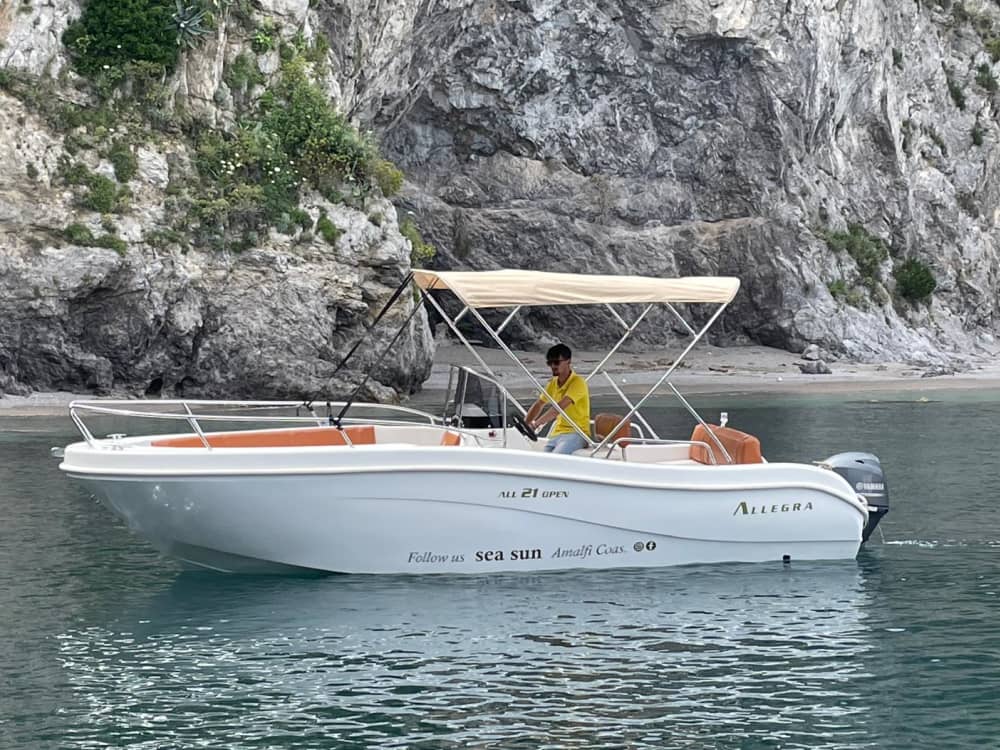 Capri i Nerano: Twoja spersonalizowana przygoda na łodzi