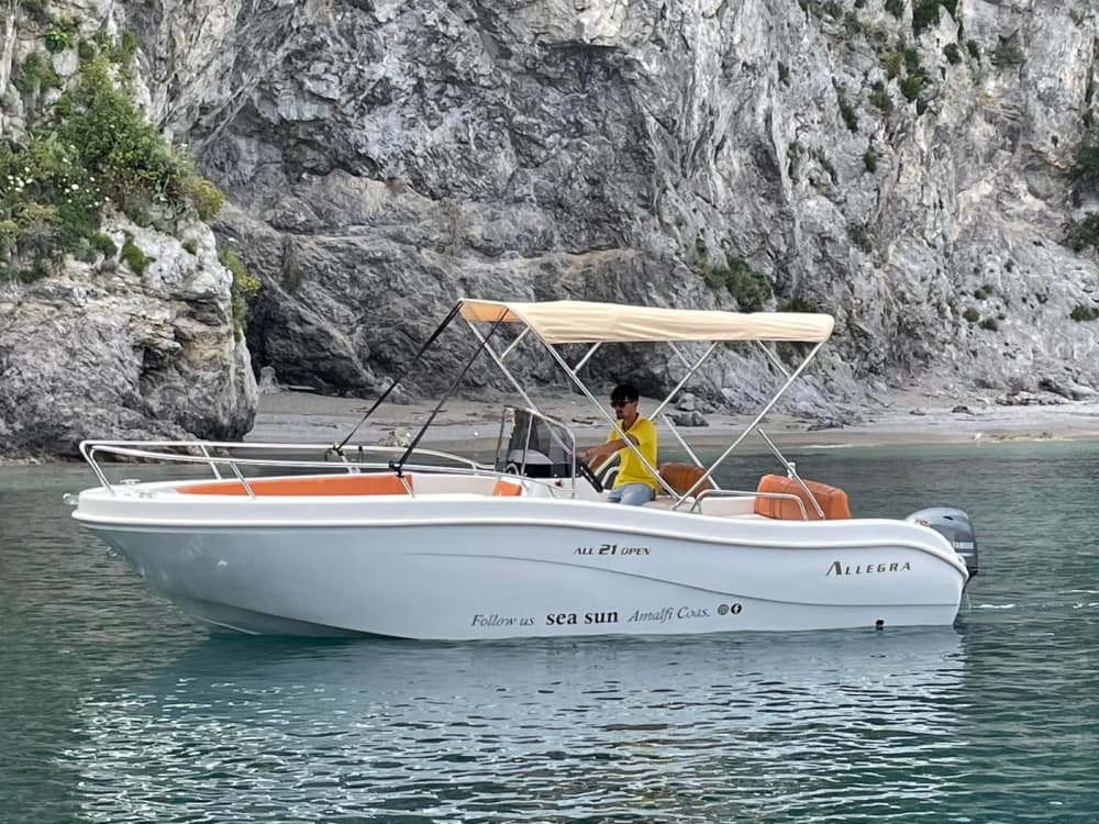 Capri i Nerano: Twoja spersonalizowana przygoda na łodzi